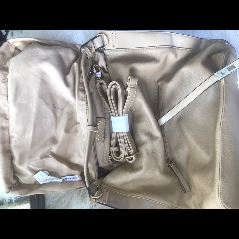 Gussachi neutral with patent trim and crossbody👝 - Picture 6 of 8